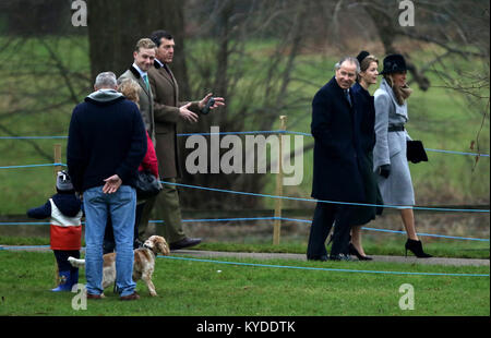 Sandringham, Norfolk, Großbritannien. 14 Jan, 2018. Der Graf von Snowdon (dunkles Fell), und Frau Serena (dunkles Fell) in der St. Maria Magdalena Kirche ankommen für morgen Service die Teilnahme an der St. Maria Magdalena Kirche Sonntag Morgen, in Sandringham, Norfolk, am Januar 14, 2018 Credit: Paul Marriott/Alamy leben Nachrichten Stockfoto