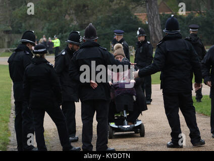 Sandringham, Norfolk, Großbritannien. 14 Jan, 2018. Polizisten bereit, die Öffentlichkeit an der St. Maria Magdalena Kirche Sonntag Morgen, in Sandringham, Norfolk, um am Januar 14, 2018 Credit: Paul Marriott/Alamy leben Nachrichten Stockfoto