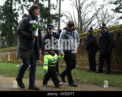 Sandringham, Norfolk, Großbritannien. 14 Jan, 2018. Ein Kind gekleidet, wie ein Polizist seinen Weg, um einige der königlichen Familie, die Teilnahme an der St. Maria Magdalena Kirche Sonntag Morgen service Watch macht, in Sandringham, Norfolk, am Januar 14, 2018 Credit: Paul Marriott/Alamy leben Nachrichten Stockfoto