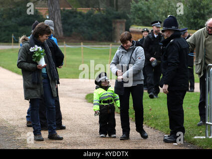 Sandringham, Norfolk, Großbritannien. 14 Jan, 2018. Ein Kind gekleidet, wie ein Polizist sich vorbereitet, bevor sie einige der königlichen Familie, die Teilnahme an der St. Maria Magdalena Kirche Sonntag Morgen service gesucht, in Sandringham, Norfolk, am Januar 14, 2018 Credit: Paul Marriott/Alamy leben Nachrichten Stockfoto