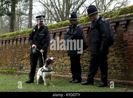 Sandringham, Norfolk, Großbritannien. 14 Jan, 2018. Ein Polizist und seine "explosiv Suche 'Hund an der St. Maria Magdalena Kirche Sonntag Morgen, in Sandringham, Norfolk, am Januar 14, 2018 Credit: Paul Marriott/Alamy leben Nachrichten Stockfoto