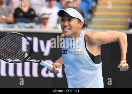 Melbourne, Australien. 15 Jan, 2018. Shuai Zhang von China feiert ihr gegen 13 Samen Sloane Stephens der Vereinigten Staaten am ersten Tag der Australian Open 2018 Grand Slam Tennis Turnier in Melbourne, Australien gewinnen. Zhang gewann 26 76 62 Sydney Low/Cal Sport Media/Alamy leben Nachrichten Stockfoto