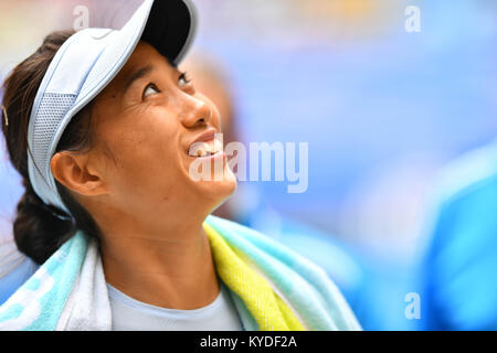 Melbourne, Australien. 15 Jan, 2018. Shuai Zhang von China feiert ihr gegen 13 Samen Sloane Stephens der Vereinigten Staaten am ersten Tag der Australian Open 2018 Grand Slam Tennis Turnier in Melbourne, Australien gewinnen. Zhang gewann 26 76 62 Sydney Low/Cal Sport Media/Alamy leben Nachrichten Stockfoto