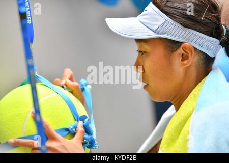 Melbourne, Australien. 15 Jan, 2018. Shuai Zhang von China feiert ihr gegen 13 Samen Sloane Stephens der Vereinigten Staaten am ersten Tag der Australian Open 2018 Grand Slam Tennis Turnier in Melbourne, Australien gewinnen. Zhang gewann 26 76 62 Sydney Low/Cal Sport Media/Alamy leben Nachrichten Stockfoto