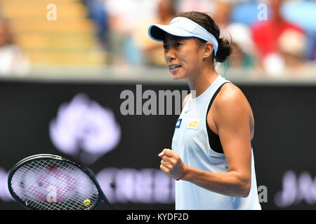 Melbourne, Australien. 15 Jan, 2018. Shuai Zhang von China in Aktion gegen 13 Samen Sloane Stephens der Vereinigten Staaten am ersten Tag der Australian Open 2018 Grand Slam Tennis Turnier in Melbourne, Australien. Zhang gewann 26 76 62 Sydney Low/Cal Sport Media/Alamy leben Nachrichten Stockfoto