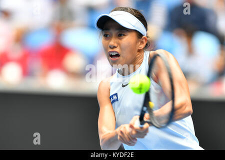 Melbourne, Australien. 15 Jan, 2018. Shuai Zhang von China in Aktion gegen 13 Samen Sloane Stephens der Vereinigten Staaten am ersten Tag der Australian Open 2018 Grand Slam Tennis Turnier in Melbourne, Australien. Zhang gewann 26 76 62 Sydney Low/Cal Sport Media/Alamy leben Nachrichten Stockfoto