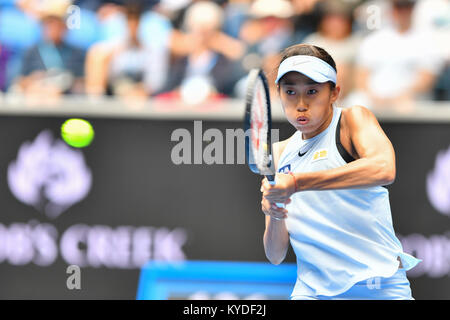 Melbourne, Australien. 15 Jan, 2018. Shuai Zhang von China in Aktion gegen 13 Samen Sloane Stephens der Vereinigten Staaten am ersten Tag der Australian Open 2018 Grand Slam Tennis Turnier in Melbourne, Australien. Zhang gewann 26 76 62 Sydney Low/Cal Sport Media/Alamy leben Nachrichten Stockfoto