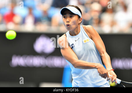 Melbourne, Australien. 15 Jan, 2018. Shuai Zhang von China in Aktion gegen 13 Samen Sloane Stephens der Vereinigten Staaten am ersten Tag der Australian Open 2018 Grand Slam Tennis Turnier in Melbourne, Australien. Zhang gewann 26 76 62 Sydney Low/Cal Sport Media/Alamy leben Nachrichten Stockfoto
