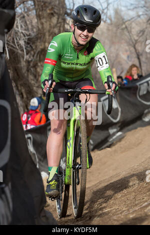 Reno, Nevada, USA. 14 Jan, 2018. Ein Lächeln EMMA WEISS, #101, genießt eine ziemlich große Leitung während der U23-Frauen USA Radfahren Cyclocross nationale Meisterschaften im Rancho San Rafael Park in Reno, Nevada, am Sonntag, 14. Januar 2018. Weiß gewann die Konkurrenz mit einer Zeit von 45:04. Credit: Tracy Barbutes/ZUMA Draht/Alamy leben Nachrichten Stockfoto