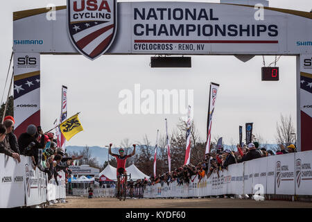 Reno, Nevada, USA. 14 Jan, 2018. CHRISTOPHER BLEVINS feiert seinen U23-USA Radfahren Cyclocross nationale Meisterschaften im Rancho San Rafael Park in Reno, Nevada, am Sonntag, 14. Januar 2018. Blevins gewann mit einer Zeit von 52:38, sechs Sekunden vor der zweiten Platz Racer, Eric Brunner. Credit: Tracy Barbutes/ZUMA Draht/Alamy leben Nachrichten Stockfoto