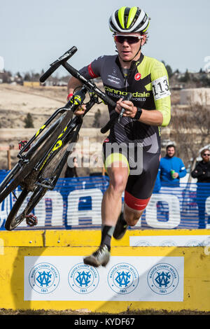 Reno, Nevada, USA. 14 Jan, 2018. CAMERON BART, Bib 113 team Cannondale Cyclocrossworld, Angriffe, die Hindernisse während der USA Radfahren Cyclocross nationale Meisterschaften im Rancho San Rafael Park in Reno, Nevada, am Sonntag, 14. Januar 2018. Credit: Tracy Barbutes/ZUMA Draht/Alamy leben Nachrichten Stockfoto