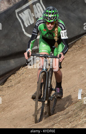 Reno, Nevada, USA. 14 Jan, 2018. KATIE CLOUSE, #102, setzt man einen steilen Teil der Spur während der Frauen U23 USA Radfahren Cyclocross nationale Meisterschaften im Rancho San Rafael Park in Reno, Nevada, am Sonntag, 14. Januar 2018. CLOUSE Dritter in der Veranstaltung in 46:02. Credit: Tracy Barbutes/ZUMA Draht/Alamy leben Nachrichten Stockfoto