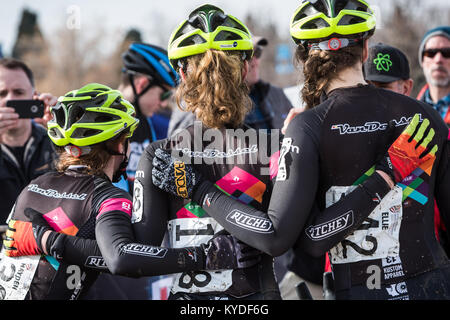 Reno, Nevada, USA. 14 Jan, 2018. Northwest Frauen Cyclocross pro Mitspieler für ein Foto posieren nach konkurrieren im U23-Rennen der Frauen in den USA Radfahren Cyclocross nationale Meisterschaften im Rancho San Rafael Park in Reno, Nevada, am Sonntag, 14. Januar 2018. Credit: Tracy Barbutes/ZUMA Draht/Alamy leben Nachrichten Stockfoto