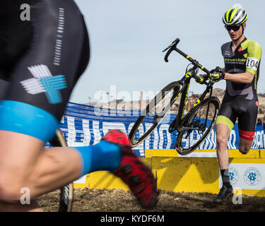 Reno, Nevada, USA. 14 Jan, 2018. U23-Konkurrenz durch die Barrieren" des Kurses in den USA Radfahren Cyclocross nationale Meisterschaften im Rancho San Rafael Park in Reno, Nevada, am Sonntag, 14. Januar 2018. Credit: Tracy Barbutes/ZUMA Draht/Alamy leben Nachrichten Stockfoto