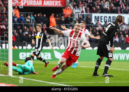 Köln, Deutschland. 14 Jan, 2018. Frederik Soerensen des 1. FC Koeln feiert nach zählen während dem Bundesligaspiel zwischen dem 1. FC Köln und Borussia Mönchengladbach in Köln, Deutschland, am 14.01.2018. Credit: Ulrich Hufnagel/Xinhua/Alamy leben Nachrichten Stockfoto