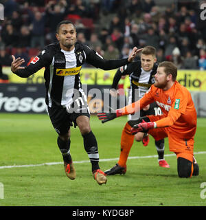 Köln, Deutschland. 14 Jan, 2018. Raffael (L) von Borussia Mönchengladbach feiert nach zählen während dem Bundesligaspiel zwischen dem 1. FC Köln und Borussia Mönchengladbach in Köln, Deutschland, am 14.01.2018. Credit: Ulrich Hufnagel/Xinhua/Alamy leben Nachrichten Stockfoto