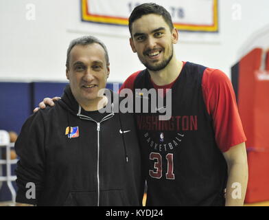 Washington, United States. 09 Jan, 2018. Tomas Satoransky (Washington), links, und seinem Gast Ronen Ginzburg Pose während einer Schulung von Washington Wizards in Washington, USA, am 9. Januar 2018. Quelle: David Svab/CTK Photo/Alamy leben Nachrichten Stockfoto