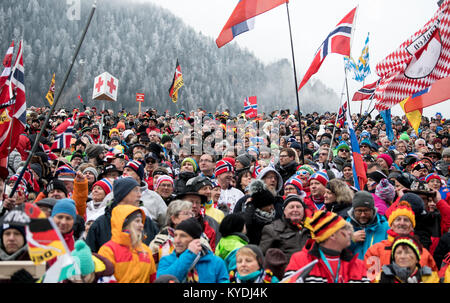 Ruhpolding, Deutschland. 14 Jan, 2018. Zuschauer Beifall auf die Masse der Männer (15 km) der Biathlon Weltcup in der Chiemgau Arena in Ruhpolding, Deutschland, 14. Januar 2018. Credit: Sven Hoppe/dpa/Alamy leben Nachrichten Stockfoto