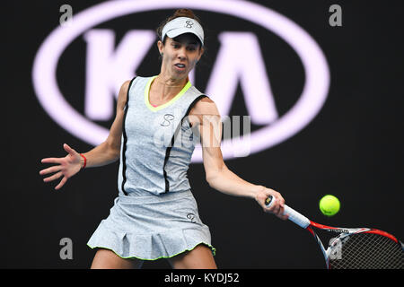 Melbourne, Australien. 15 Jan, 2018. Mihaela Buzarnescu von Rumänien in Aktion gegen 2. Samen Caroline Wozniacki aus Dänemark am ersten Tag der Australian Open 2018 Grand Slam Tennis Turnier in Melbourne, Australien. Wozniacki gewann 62 63 Sydney Low/Cal Sport Media/Alamy leben Nachrichten Stockfoto