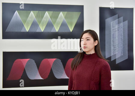 London, Großbritannien. 15 Jan, 2018. Riko Yasumiya präsentiert "Linien". Studenten aus Central Saint Martins, UAL, nehmen Sie teil an der Eröffnung der Studiokomplex, das zweite Jahr der Tate Austauschprogramm Associates in der Tate Modern, präsentiert interaktive Arbeiten untersuchen, was es nimmt, um als Künstler im London der Gegenwart zu überleben. Studio Komplex läuft 15. bis 21. Januar. Credit: Stephen Chung/Alamy leben Nachrichten Stockfoto