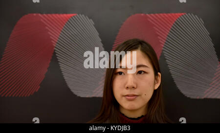 London, Großbritannien. 15 Jan, 2018. Riko Yasumiya präsentiert "Linien". Studenten aus Central Saint Martins, UAL, nehmen Sie teil an der Eröffnung der Studiokomplex, das zweite Jahr der Tate Austauschprogramm Associates in der Tate Modern, präsentiert interaktive Arbeiten untersuchen, was es nimmt, um als Künstler im London der Gegenwart zu überleben. Studio Komplex läuft 15. bis 21. Januar. Credit: Stephen Chung/Alamy leben Nachrichten Stockfoto