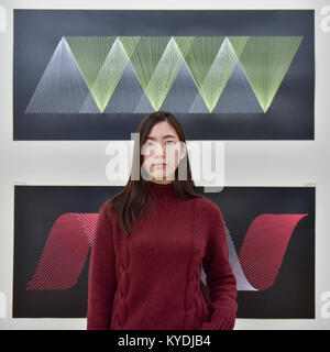 London, Großbritannien. 15 Jan, 2018. Riko Yasumiya präsentiert "Linien". Studenten aus Central Saint Martins, UAL, nehmen Sie teil an der Eröffnung der Studiokomplex, das zweite Jahr der Tate Austauschprogramm Associates in der Tate Modern, präsentiert interaktive Arbeiten untersuchen, was es nimmt, um als Künstler im London der Gegenwart zu überleben. Studio Komplex läuft 15. bis 21. Januar. Credit: Stephen Chung/Alamy leben Nachrichten Stockfoto