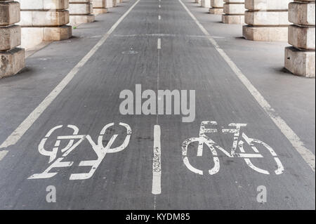 Radweg unter Brücke in Paris Bercy Stockfoto