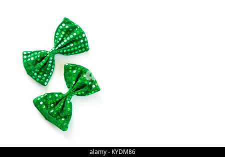 2 helle grüne Fliege mit Pailletten für den St. Patrick's Day Isolated On White Stockfoto