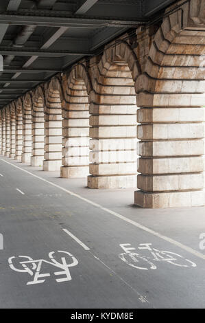 Radweg unter Brücke in Paris Bercy Stockfoto