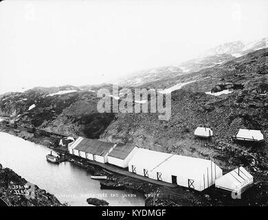 Die White Pass & Yukon Railroad wurde Ende des 19. Jahrhunderts gegründet und war eine wichtige Verkehrsroute durch Alaska. Der Gipfel des White Pass bietet einen malerischen Blick auf die Eisenbahnschienen und die umliegende Landschaft, die für die Entwicklung Alaskas von entscheidender Bedeutung ist. Stockfoto