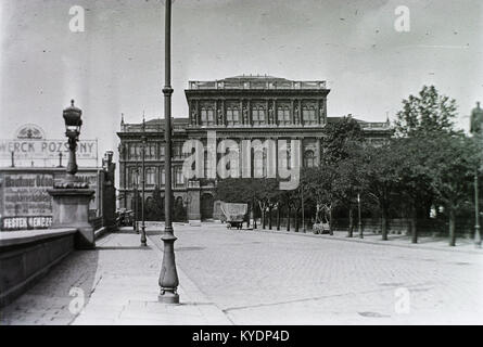 Széchenyi István (Ferenc József) tér, szemben a Magyar wissenschaftliche Akadémia. 86050 Fortepan Stockfoto