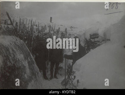 Foto vom Dezember 1916, das türkische Scharfschützen und Offiziere während des Ersten Weltkriegs zeigt und einen Moment der osmanischen Militärgeschichte darstellt. Stockfoto