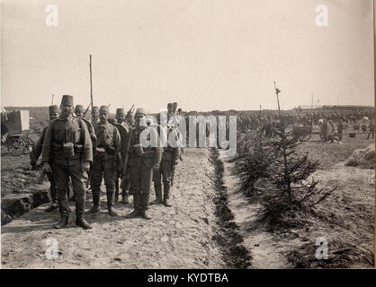 Ein historisches Bild, das türkische Truppen zeigt, die bereit für den marsch sind, und die militärische Organisation und Vorbereitung während einer Periode des frühen 20. Jahrhunderts darstellt. Stockfoto