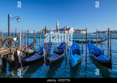 Geparkt Gondeln und die Kirche San Giorgio Maggiore in Veneto, Venedig, Italien, Europa, Stockfoto