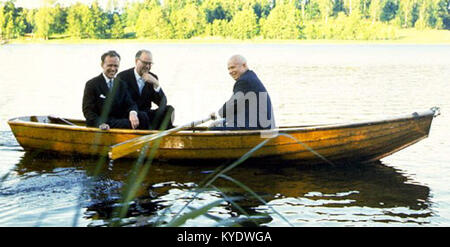 Im Juni 1964 trafen sich der schwedische Premierminister Tage Erlander und der sowjetische Premierminister Nikita Chruschtschow in der schwedischen Landresidenz Harpsund, wo sie im traditionellen Ruderboot auf dem See des Anwesens fotografiert wurden, was einen Moment diplomatischen Engagements während der Schwedisch-sowjetischen Beziehungen im Kalten Krieg symbolisiert. Wikimedia Commons+2Wikipedia+2 Stockfoto