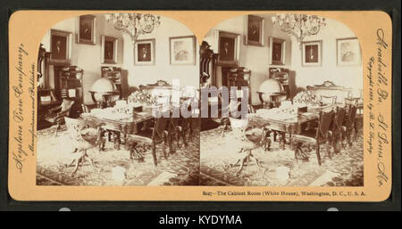 Die stereoskopische Fotografie aus der Robert N. Dennis-Sammlung zeigt das Innere des Cabinet Room im Weißen Haus, Washington D.C. es präsentiert die kunstvolle Einrichtung, die Sitzanordnung und die architektonischen Details des Zimmers, wie sie im frühen 20. Jahrhundert erschienen. Stockfoto