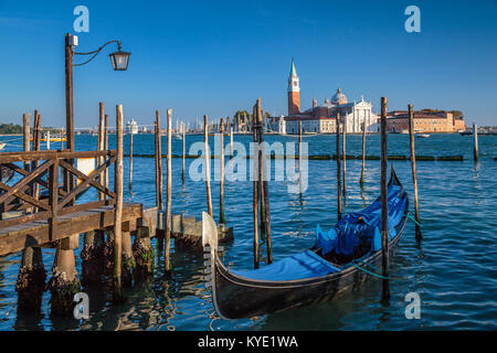 Geparkt Gondeln und die Kirche San Giorgio Maggiore in Veneto, Venedig, Italien, Europa, Stockfoto