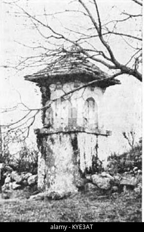 Ein Steinschrein aus dem 17. Jahrhundert aus Tomaj, Slowenien, mit einem typischen Karstsäulenbau, der regionale religiöse Architektur und kulturelles Erbe repräsentiert. Stockfoto