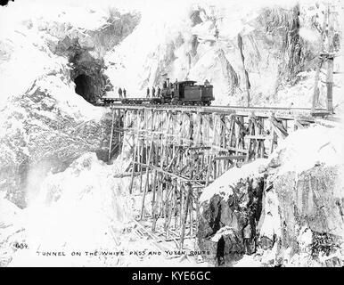 Zug der White Pass & Yukon Railroad auf einen Bock Brücke zu den Tunnel zwischen Heney Station und White Pass Summit (HEGG 17) Stockfoto