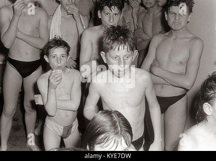 Ein Foto aus dem Jahr 1957 zeigt Schwimmer des Branik Swimming Club, die im städtischen Schwimmbad Maribor in Slowenien trainieren, und veranschaulicht sportliche Aktivitäten und organisierte Sportarten. Stockfoto