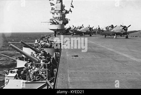 USS Ranger (CV-4), ein Flugzeugträger der United States Navy, der 1943 während des Zweiten Weltkriegs Flugdeck, Flugzeuge, Aufbauten und Marineoperationen zeigt Stockfoto