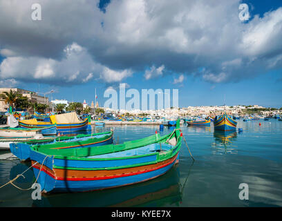 Maltesische traditionelle bunt bemalten luzzu Boote im Fischerdorf Marsaxlokk malta Stockfoto