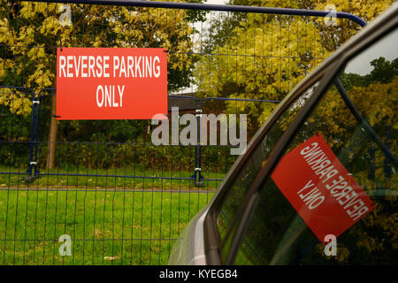 Rückwärts Parken nur auf einem Parkplatz Zaun Stockfoto