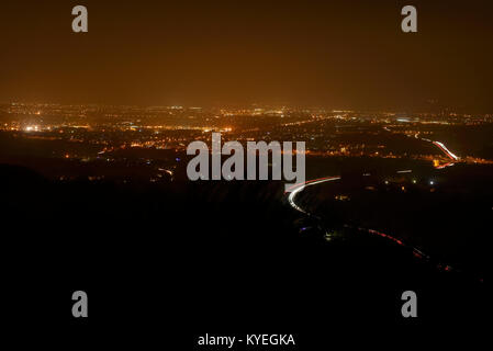 In der Nacht Blick von Birdlip in Richtung Gloucester Stockfoto