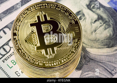 Golden bitcoin Münzen auf einem Hundert-euro-Scheine Hintergrund. Stockfoto