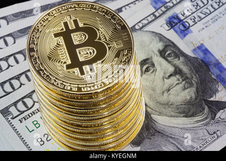 Golden bitcoin Münzen auf einem Hundert-euro-Scheine Hintergrund. Stockfoto