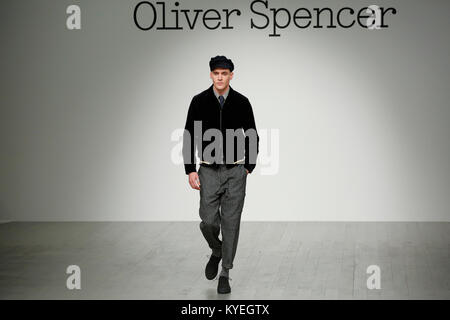 Britische Mode Designer Oliver Spencer präsentiert seine neue Saison Kollektion auf der London Fashion Week Mens AW 18 Catwalk mit berühmten Menschen Stockfoto