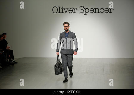 Britische Mode Designer Oliver Spencer präsentiert seine neue Saison Kollektion auf der London Fashion Week Mens AW 18 Catwalk mit berühmten Menschen Stockfoto