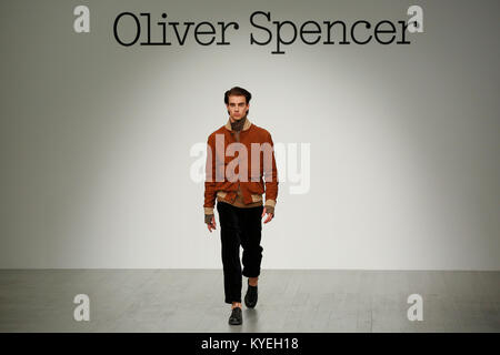 Britische Mode Designer Oliver Spencer präsentiert seine neue Saison Kollektion auf der London Fashion Week Mens AW 18 Catwalk mit berühmten Menschen Stockfoto