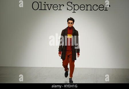 Britische Mode Designer Oliver Spencer präsentiert seine neue Saison Kollektion auf der London Fashion Week Mens AW 18 Catwalk mit berühmten Menschen Stockfoto